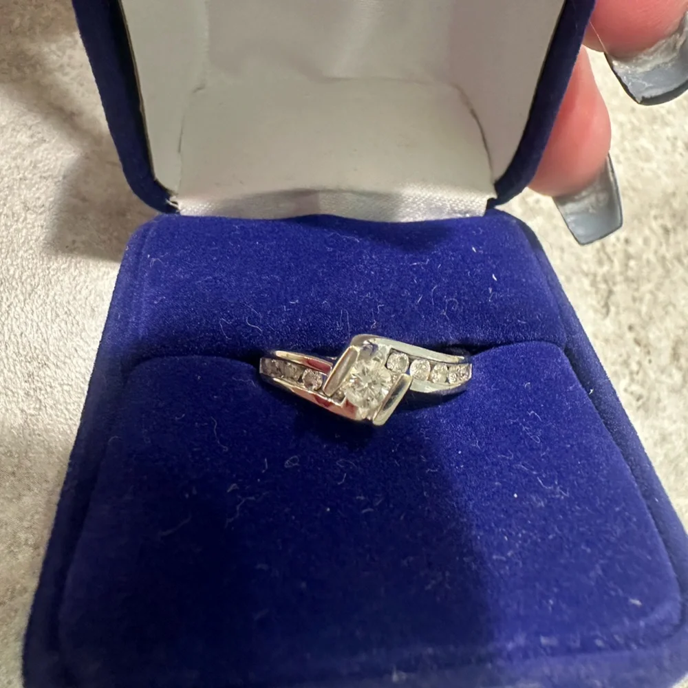 Diamond Ring - Picture 3 of 3